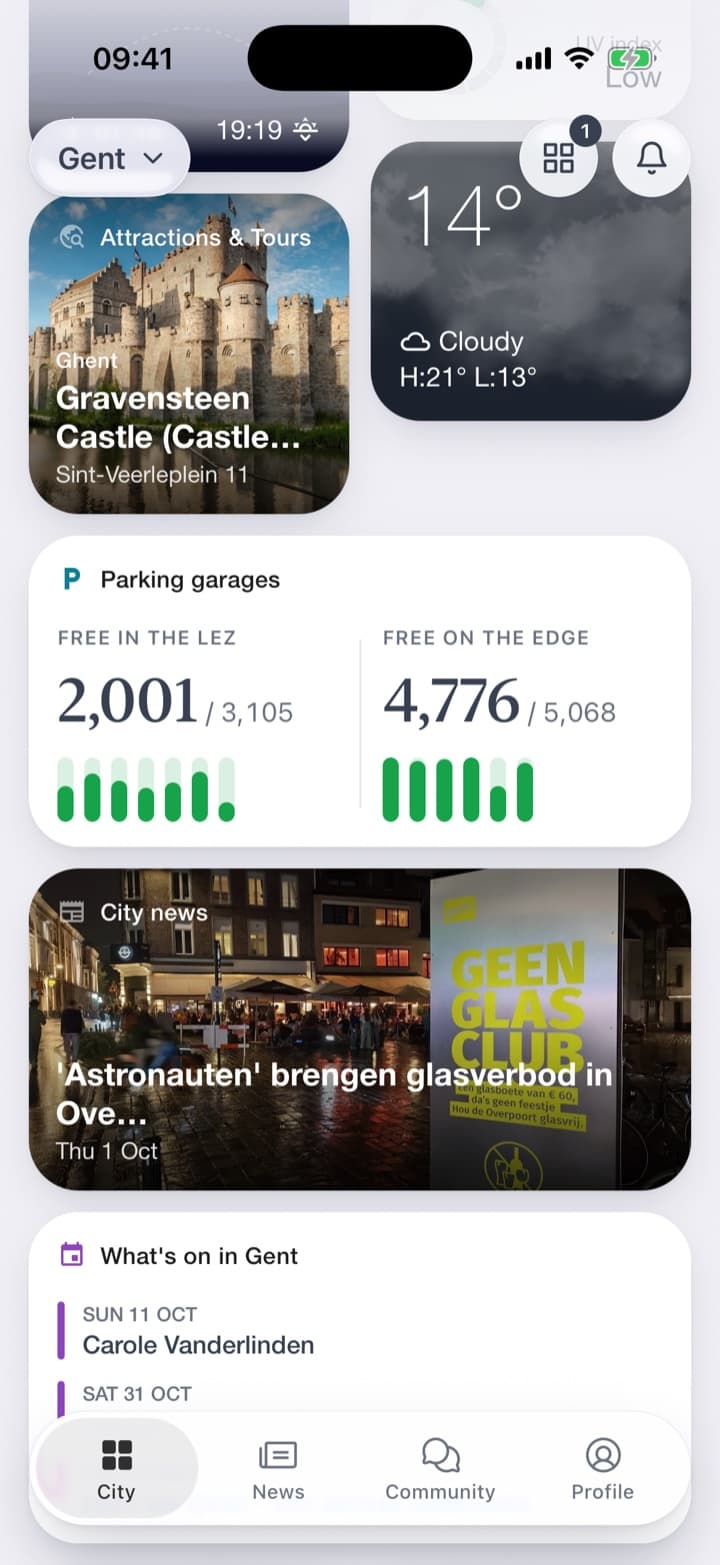 The tile splits the free spaces between the centre and the edge. The list shows every car park with its free spaces and distance: first the centre, then the edge and the park-and-ride sites.