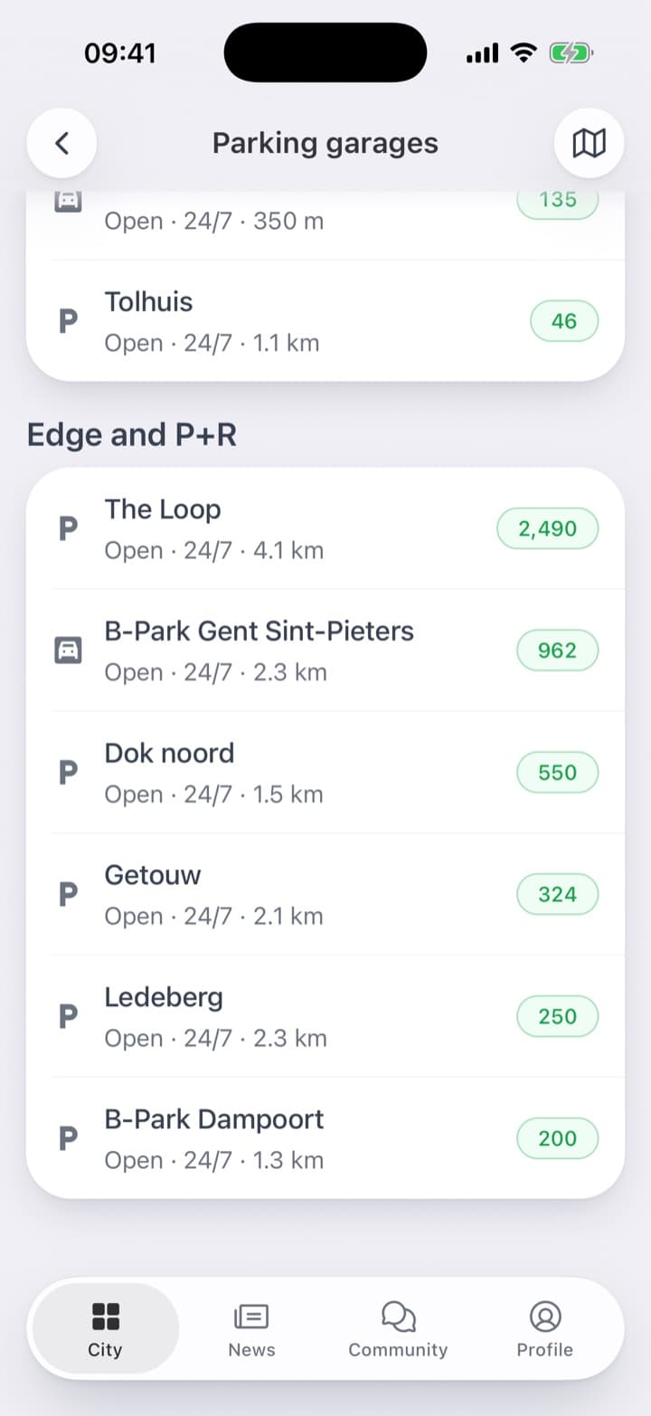 The tile splits the free spaces between the centre and the edge. The list shows every car park with its free spaces and distance: first the centre, then the edge and the park-and-ride sites.